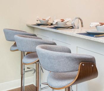The breakfast bar in a 1900 Arch apartment